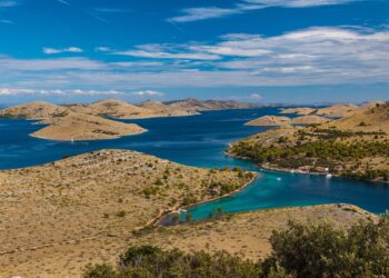 Croazia: l’affascinante città di Sebenico, il punto di partenza per le isole da sogno