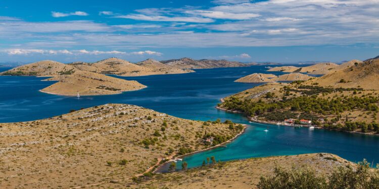 Croazia: l’affascinante città di Sebenico, il punto di partenza per le isole da sogno