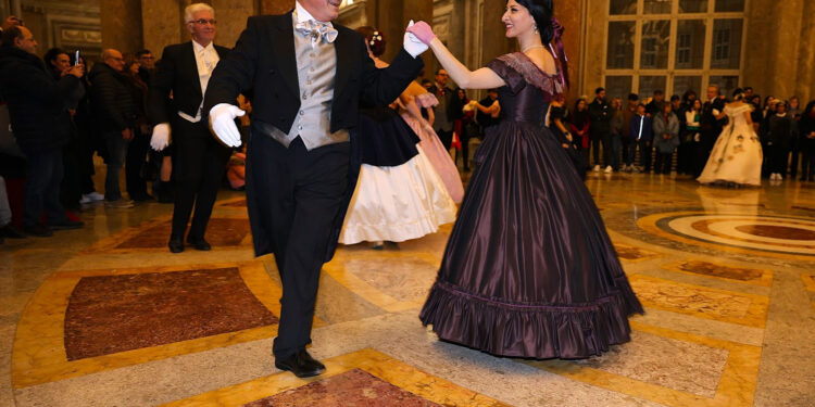 Reggia di Caserta: il 20 dicembre apertura serale con Gran Ballo a Corte