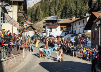 CarneVal d’Ega: tra il 27 febbraio e il 4 marzo due cortei carnevaleschi attraversano le Dolomiti
