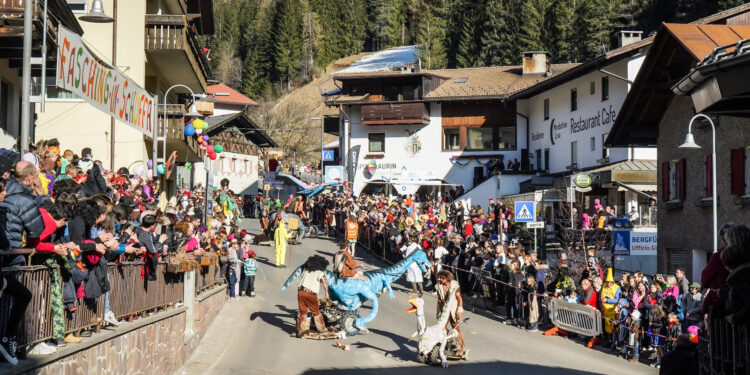 CarneVal d’Ega: tra il 27 febbraio e il 4 marzo due cortei carnevaleschi attraversano le Dolomiti
