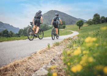 Laghi incantevoli, prati fioriti e dolci rilievi: il risveglio primaverile nel Garda Trentino