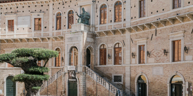 Rinascimento e McCurry: a Palazzo dei Priori di Fermo continuano due mostre di primo piano