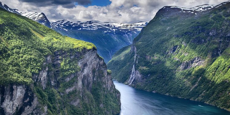 Esplorare i fiordi norvegesi con una crociera