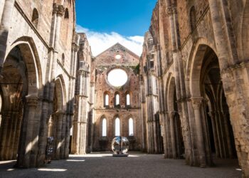 Una mostra di Helidon Xhixha all’Abbazia di San Galgano (SI)