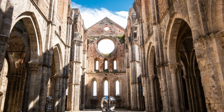 Una mostra di Helidon Xhixha all’Abbazia di San Galgano (SI)