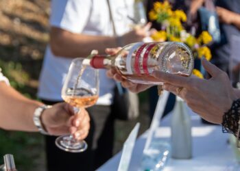 Bianco di sera su tramonto rosè: il 29 giugno a Campiglia d’Orcia (Si) una degustazione panoramica