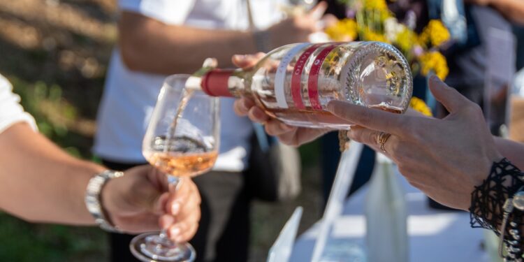 Bianco di sera su tramonto rosè: il 29 giugno a Campiglia d’Orcia (Si) una degustazione panoramica