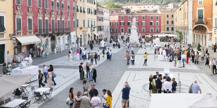 Carrara, tra le Alpi e il mare c’è una città in fermento