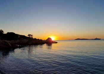In Costa Smeralda torna il Concerto all’Alba nella spiaggia di Capriccioli