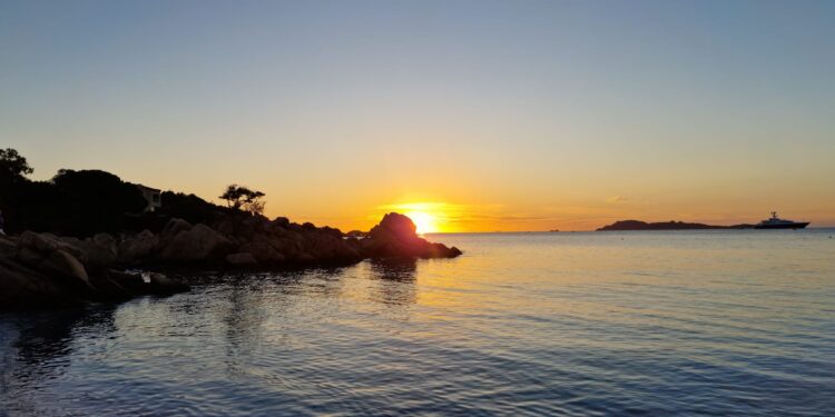 In Costa Smeralda torna il Concerto all’Alba nella spiaggia di Capriccioli