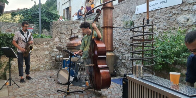 “Note di Grappa”: il 1° agosto in Trentino tornano assaggi gourmet, cocktail e musica dal vivo