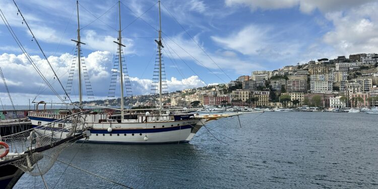 “Vedi Napoli d’estate e poi torni”: 38 idee alla scoperta della città tra mare e misteri