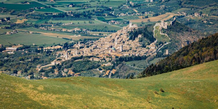Assisi e l’estate del Monte Subasio: 25 iniziative tra camminate, yoga, astronomia e sapori