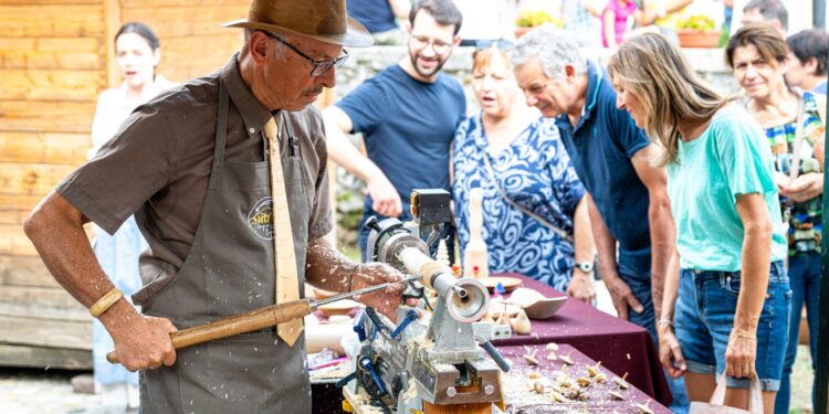 In Carnia domenica 7 settembre la Magia del Legno nel borgo di Sutrio (UD)