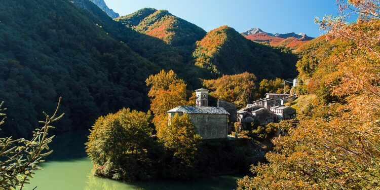 Il foliage in Toscana: in viaggio tra luci, foglie e borghi incantati