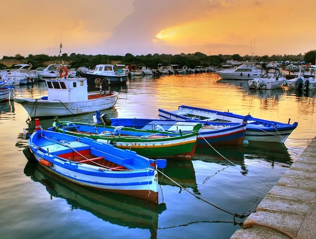 Barche al tramonto a Siracusa Barche al tramonto a Siracusa