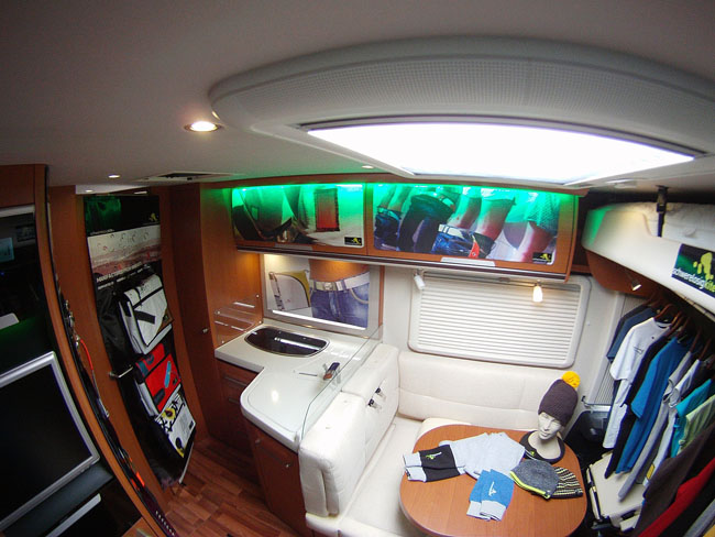 Showroom-Surf-und-Kitewear-im-Reisemobil-anprobieren Showroom-Surf-und-Kitewear-im-Reisemobil-anprobieren