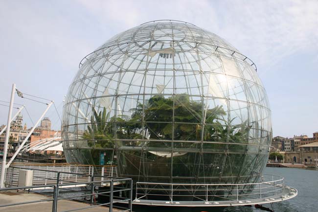 Genova: Sfera di cristallo di Renzo Piano con il Giardino Botanico Tropicale Genova: Sfera di cristallo di Renzo Piano con il Giardino Botanico Tropicale