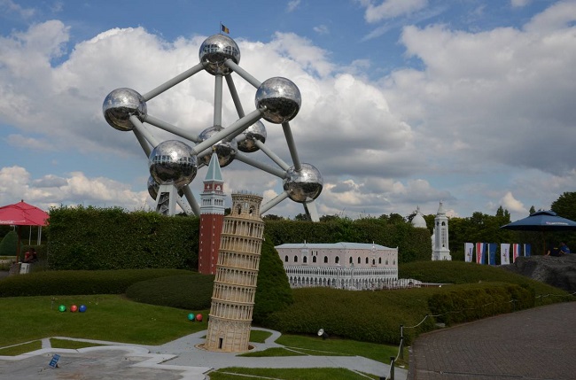 Mini-Europe ai piedi dell'Atomium a Bruxelles Mini-Europe ai piedi dell'Atomium a Bruxelles