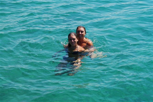 Paola e Francesca a “mollo” nel mare verde della Croazia Paola e Francesca a “mollo” nel mare verde della Croazia