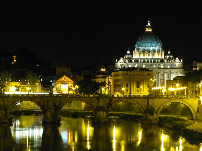 Ponte S. Angelo con sullo sfondo la Basilica di San Pietro in Vaticano Ponte S. Angelo con sullo sfondo la Basilica di San Pietro in Vaticano