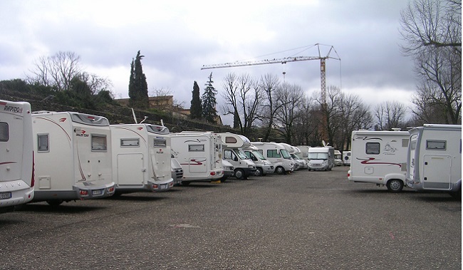 Raduno di un club ed i suoi camper Raduno di un club ed i suoi camper
