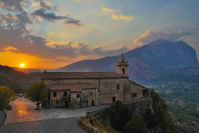 Santuario Maria SS. di Pietrasanta di notte Santuario Maria SS. di Pietrasanta di notte