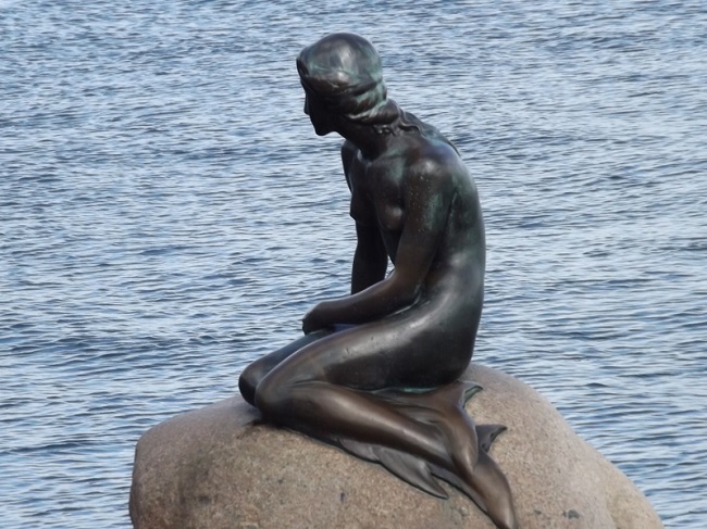 Statua della Sirenetta al porto di Copenaghen Statua della Sirenetta al porto di Copenaghen