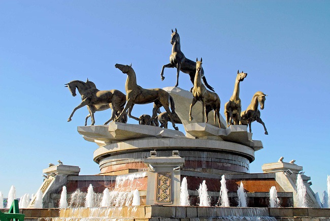 Turkmenistan-Ashgabad-monumento-ai-cavalli