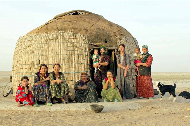 Turkmenistan-donne-yurta