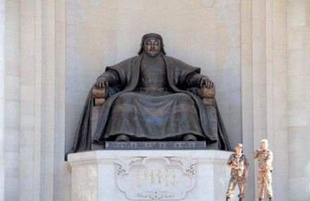 UB Parlamento e Gengis Khan