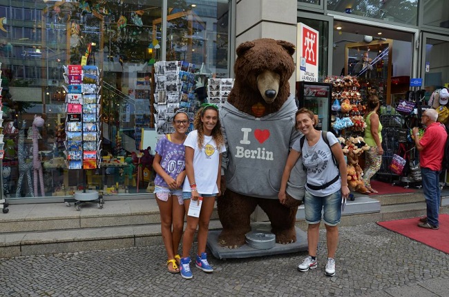 Valentina, Alessia e Michela con l'Orso Buddy di Berlino Valentina, Alessia e Michela con l'Orso Buddy di Berlino