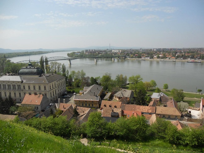 Veduta del Ponte Maria Valeria che unisce Esztergom con Štúrovo Veduta del Ponte Maria Valeria che unisce Esztergom con Štúrovo