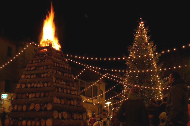 Il 24 dicembre Abbadia San Salvatore rinnova la tradizione delle Fiaccole Il 24 dicembre Abbadia San Salvatore rinnova la tradizione delle Fiaccole