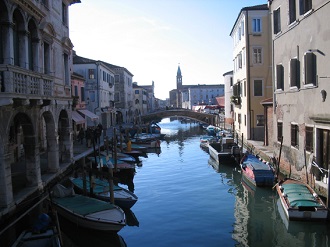 chioggia-canali-barche-ponte-camper-bici-2