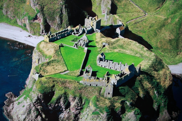 I resti del castello di Dunottar dove hanno girato un film di Shakespeare I resti del castello di Dunottar dove hanno girato un film di Shakespeare