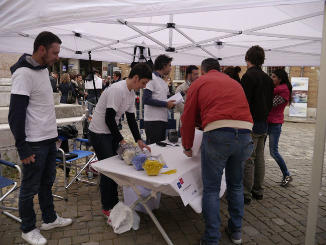 il ritrovo dei partecipanti alla Caccia al tesoro nei luoghi d’Arte il ritrovo dei partecipanti alla Caccia al tesoro nei luoghi d’Arte