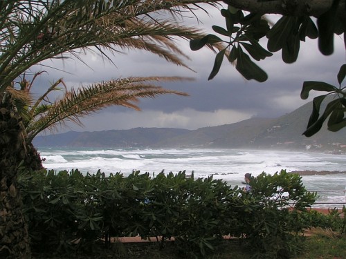 Libeccio implacabile e mare mosso: sempre uno spettacolo garantito Libeccio implacabile e mare mosso: sempre uno spettacolo garantito