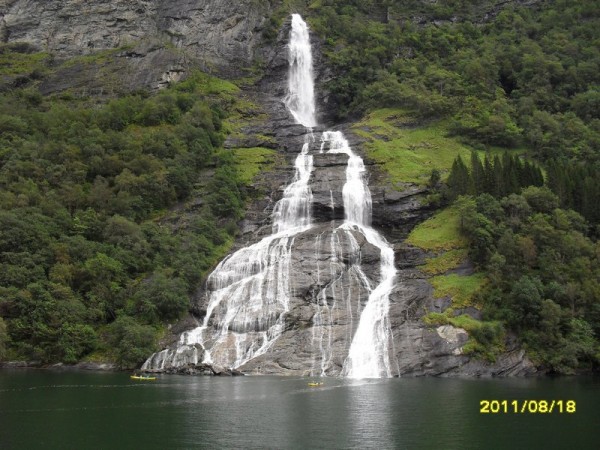 La cascata “Il Pretendente” sul fiordo di Geiranger La cascata “Il Pretendente” sul fiordo di Geiranger