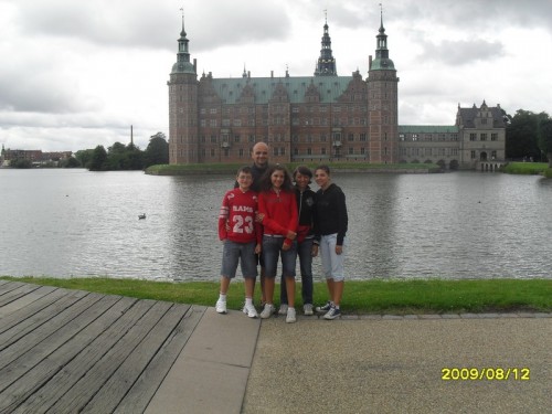 <La famiglia Torchio al completo di fronte allo spettacolare castello di Frederiskborg La famiglia Torchio al completo di fronte allo spettacolare castello di Frederiskborg
