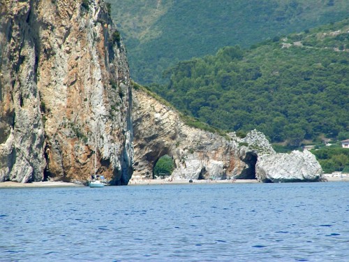 L’Arco Naturale, una delle attrazioni del lato meridionale di Capo Palinuro L’Arco Naturale, una delle attrazioni del lato meridionale di Capo Palinuro