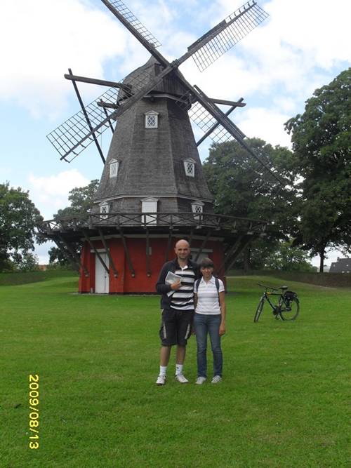 Livio e il suo “navigatore satellitare” di fronte al mulino di Copenaghen Livio e il suo “navigatore satellitare” di fronte al mulino di Copenaghen