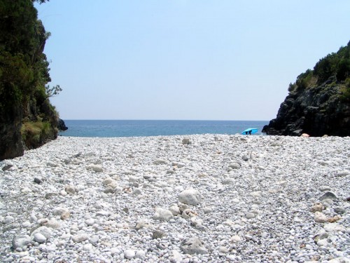 I bianchi ciottoli che orlano la spiaggetta di Cala del Pozzallo I bianchi ciottoli che orlano la spiaggetta di Cala del Pozzallo