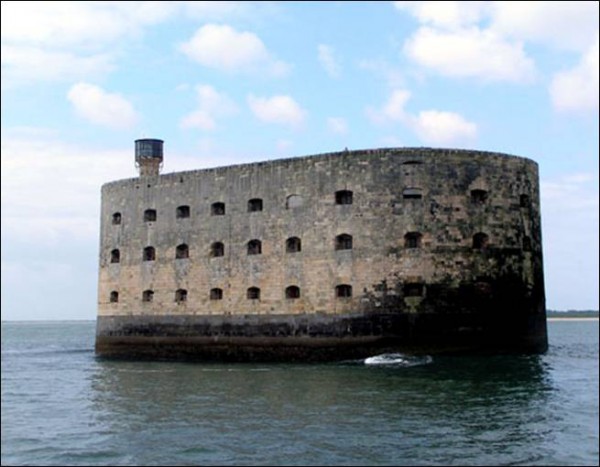 La mole di Fort Boyard domina il Pertuis d'Antioche tra le isole Oleron e Aix