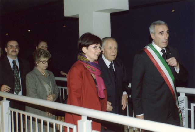 L'inaugurazione della Domus dei Tappeti di Pietra, avvenuta il 30 ottobre del 2002. In primo piano Elsa Signorino, presidente RavennAntica, il Presidente della Repubblica Carlo Azeglio Ciampi e l'allora sindaco di Ravenna Vidmer Mercatali L'inaugurazione della Domus dei Tappeti di Pietra, avvenuta il 30 ottobre del 2002. In primo piano Elsa Signorino, presidente RavennAntica, il Presidente della Repubblica Carlo Azeglio Ciampi e l'allora sindaco di Ravenna Vidmer Mercatali