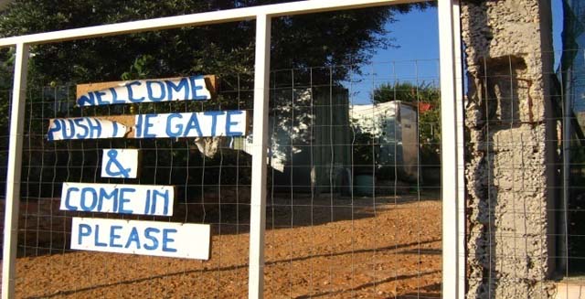 Ingresso e servizi igienici Caravan Camping di Ksamil Ingresso e servizi igienici Caravan Camping di Ksamil