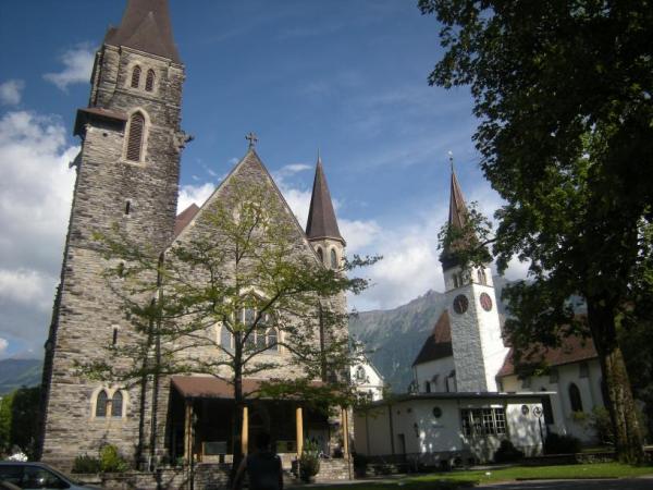 Interlaken la piazza con due chiese Interlaken la piazza con due chiese