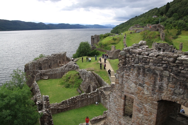 Il lago ed il Castello di Lochness (ma senza il mostro Nessie) Il lago ed il Castello di Lochness (ma senza il mostro Nessie)