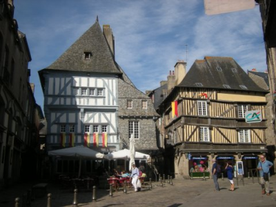 Mercatino delle pulci in piazza Saint Sauveur a Dinan in Bretagna Mercatino delle pulci in piazza Saint Sauveur a Dinan in Bretagna